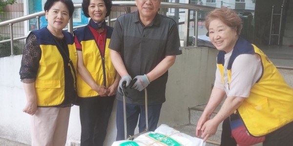 3. 상현2동이 투명패트병 분리배출을 위한 전용봉투를 제작해 관내 아파트 단지에 배부했다.JPG