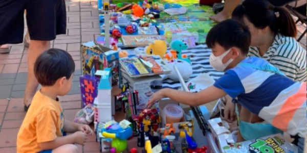 5-1. 동백1동 새마을부녀회가 지난 17일 내꽃공원에서 나눔장터를 개최했다..jpg