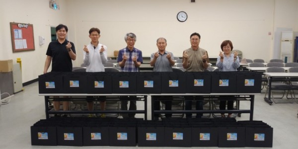 6. 영덕1동이 지난 17일 수원영은교회 봉사동아리와 함께 관내 저소득층 여성청소년과 청년에 위생용품을 전달했다..jpg