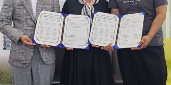 7. 지역 내 취약계층을 위한 세탁과 건조시설 지원 협약을 맺은 처인구 모현읍, 모현읍 지역사회보장협의체와 일창실업 관계자들의 모습.jpg