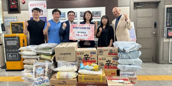 13. 상갈동에 지난 20일 루터대학교 관계자들이 학생들로부터 자발적으로 기부받은 쌀과 라면을 기탁했다..jpeg