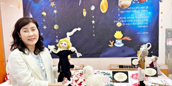 7. 이달말까지 용인중앙도서관에서 한지영작가의 인형공예 전시가 열린다..JPG
