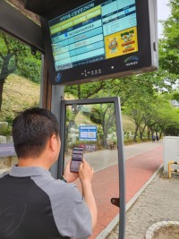 2-1. 용인특례시가 버스안내전광판 고장 때 QR코드로 쉽게 신고할 수 있는 서비스를 시작한다. 시민이 QR코드를 인식하는 모습..jpg