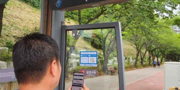 2-1. 용인특례시가 버스안내전광판 고장 때 QR코드로 쉽게 신고할 수 있는 서비스를 시작한다. 시민이 QR코드를 인식하는 모습..jpg