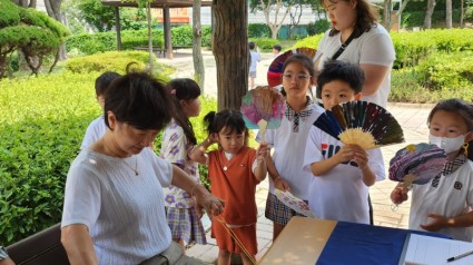 4-1. 용인시예절교육관이 한국의 명절 _단오_ 풍속을 체험할 수 있는 프로그램을 마련했다..jpg