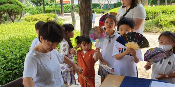 4-1. 용인시예절교육관이 한국의 명절 _단오_ 풍속을 체험할 수 있는 프로그램을 마련했다..jpg