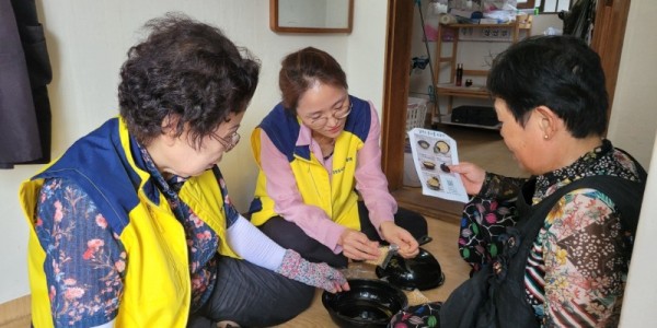 6. 지역 내 저소득 가구에 콩나물 재배키트를 전달한 중앙동 지역사회보장협의체 위원들.jpeg