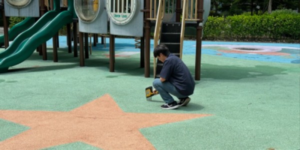 3. 용인특례시가 지난 19일부터 23일까지 아파트 놀이터 환경안전 관리기준 준수 여부에 대한 지도 점검을 실시했다. 시 관계자가 시료를 채취하고 있다..JPG