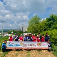 7. 지난 22일 처인구 모현읍 주민자치위원회 위원들이 이웃 돕기 감자 수확 행사를 진행했다..jpg