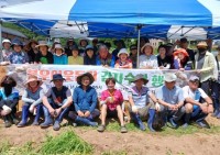 8-1. 동천동 통장협의회가 감자 수확 후 기념촬영을 하고 있다.jpg