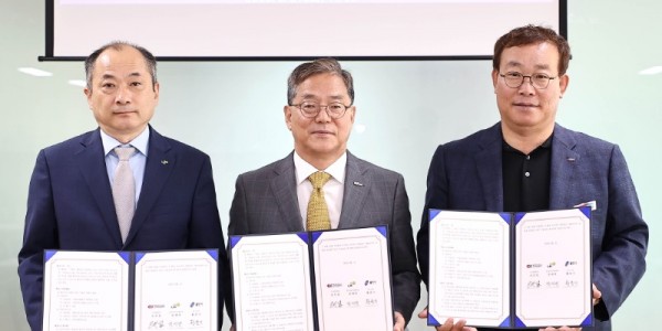 9. 용인특례시가 27일 한국도로공사, 한국토지주택공사와 지방도 315호선 지하차도 추진을 위한 협약을 맺었다. 왼쪽부터 권세연 한국토지투택공사 경기남부지역본부장, 황준기 제2부시장, 오인섭 한국도로공사 수도권본부.jpg