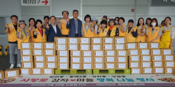 4. 보라동 등 4개 동에 대한적십자사 용인 보라봉사회가 저소득 이웃에 전해달라며 감자·마늘을 기탁했다..jpg