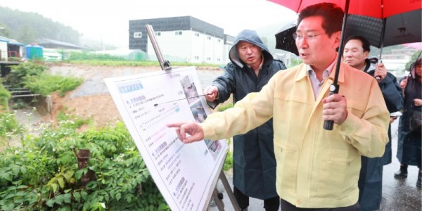 8-1. 이상일 용인특례시장이 29일 모현읍 동림리 243-9번지 동산천 일원을 방문해 수해 복구공사가 이뤄진 구간을 확인하고 있다..jpg