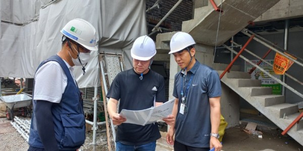 5-1. 용인특례시가 건축 현장의 안전관리를 강화하기 위해 사례집을 배부했다.jpg