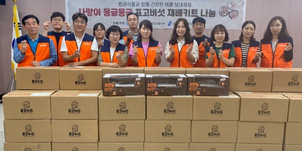 10. 동백2동이 지난 29일 동 지역사회보장협의체와 함께 홀로 사는 어르신과 장애 가구에 반려식물을 전달했다..jpg