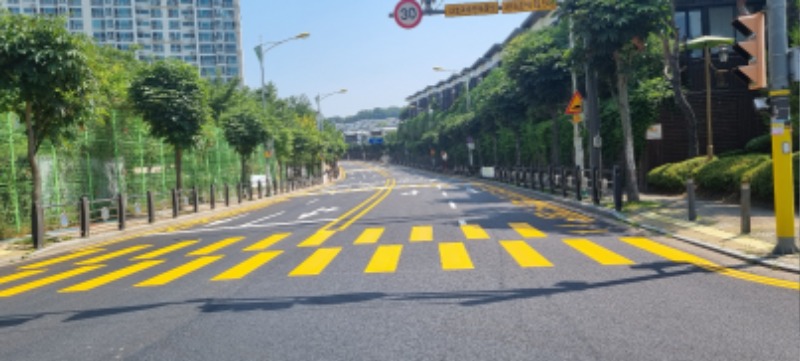 5-2. 기흥구가 독정초등학교, 동막초등학교, 석성초등학교 통학로 인근 교통안전시설물 정비를 마무리했다. 사진은 석성초 앞..jpg