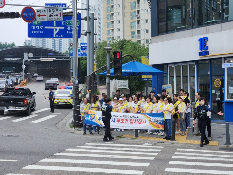 7. 죽전1동이 우회전 일시정지를 주제로 자율방범대와 합동 캠페인을 벌였다.jpg