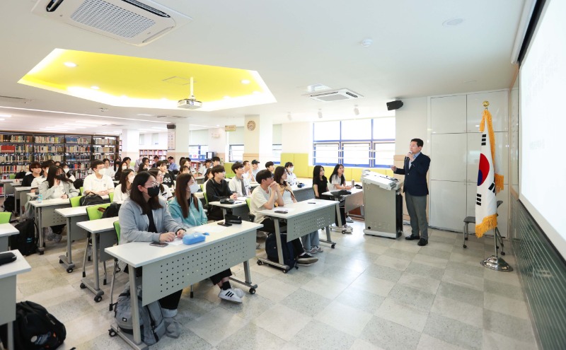 11-1. 이상일 용인특례시장이 7일 용인고등학교 학생들을 대상으로 특강을 진행하는 모습.jpg