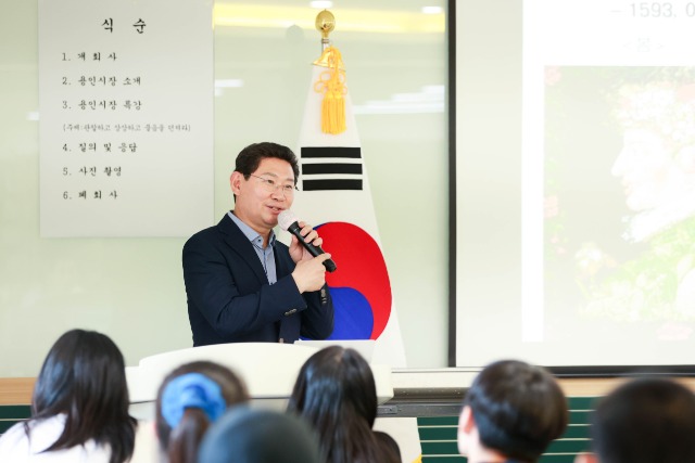 11-2. 이상일 용인특례시장이 7일 용인고등학교 학생들을 대상으로 특강을 진행하는 모습.jpg