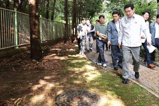 7-3. 이상일 용인특례시장이 지난 10일 동백고등학교를 찾아 폭우 상황에 대비한 대책 마련을 LH 관계자들에게 요청하고 있다..jpg