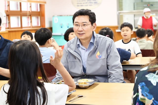 2-5. 지난 13일 장평초등학교를 찾아 학생들과 점심을 먹으며 의견을 청취하고 있는 이상일 용인특례시장.jpg