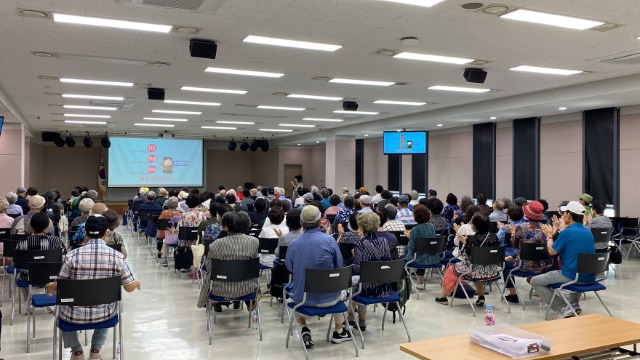 1. 용인시특례시가 지난 6월 22일 수지구청에서 열린 대인노인회 수지구지회 노인대학 어르신을 대상으로 보이스피싱 예방 교육을 하고 있다..jpg