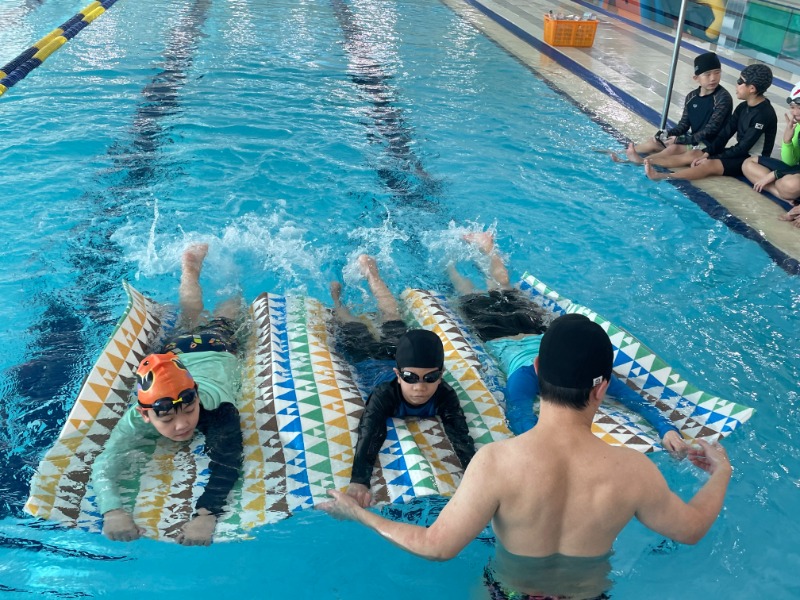 4. 용인시특례시가 시민 생존수영교육을 진행한다. 사진은 생존수영교육이 진행되는 모습..jpg