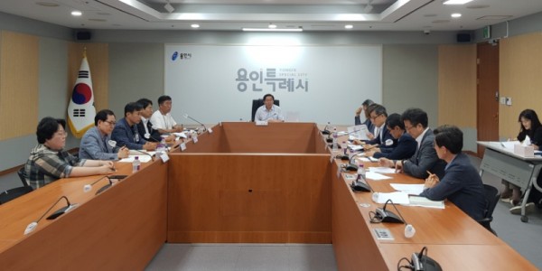 1. 지난 6월 23일 용인특례시 건축 인허가 개선 추진단이 회의를 열고 처리 현황을 파악하고 있다.jpg