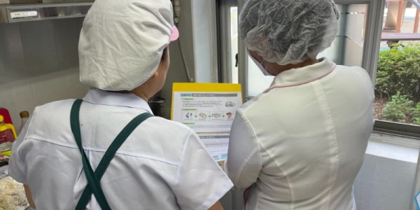 2. 용인특례시가 사회복지급식관리지원센터를 본격적으로 운영한다.센터 관계자(오른쪽)가 시설 조리원을 대상으로 식단 관련 조언을 하고 있다..jpg