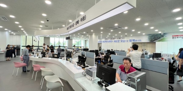 8. 민원인의 눈높이에 맞는 민원실로 변신한 처인구 남사읍 행정복지센터.jpg