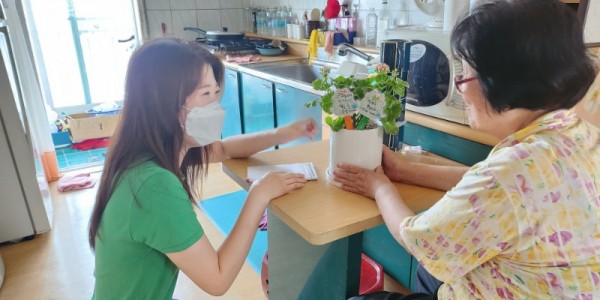 10. 마북동 관계자가 3일 관내 독거 어르신에 반려 식물을 지원했다..jpg