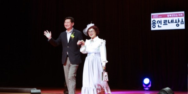 15-1. 이상일 용인특례시장이 4일 시청 에이스홀에서 열린 제1회 시니어 패션쇼에 특별게스트로 참여해 워킹을 선보이고 있다..jpg