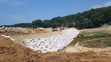 4. 용인특례시가 여름철 우기를 대비해 농업기반시설 안전관리 대책을 추진하고 있다. 사진은 백암면 고안리 일원 아곡 저수지 정비 공사 현장..jpg