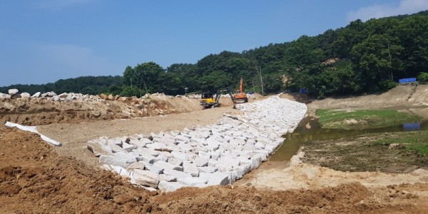 4. 용인특례시가 여름철 우기를 대비해 농업기반시설 안전관리 대책을 추진하고 있다. 사진은 백암면 고안리 일원 아곡 저수지 정비 공사 현장..jpg