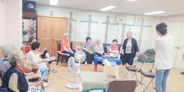 8. 보라동이 지난 4일 경로당 등에서 폭염 대비 안내문과 홍보물품을 배부했다..jpg