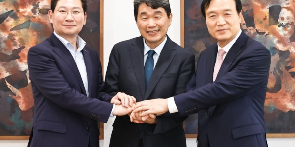 12-2. 이상일 시장과 임태희 교육감은 5일 용인대학교를 방문한 이주호 사회부총리 겸 교육부장관에게 용인 반도체마이스터고 신설 필요성을 강조하며 교육부의 관심과 지원을 요청했다..jpg