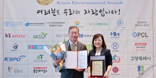 3-1. 용인특례시가 지난 5일 환경행정 친환경인프라 부문 ‘제18회 2023 대한민국환경대상’을 수상했다. 황준기 용인특례시 제2부시장(사진 왼쪽)과 관계자가 기념촬영을 하고 있다..jpg