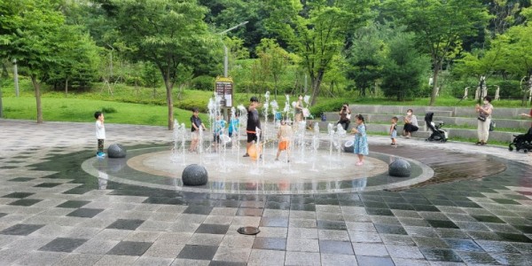 4-3. 용인특례시가 물놀이장과 물놀이형 바닥분수 등 무더위를 식힐 수 있는 시설을 본격 운영한다. 사진은 도담도담 어린이공원 바닥분수..jpg