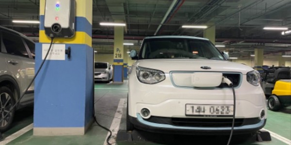 3. 주차대수 50대 이상의 공중이용시설을 대상으로 내년 1월 28일까지 전기차 충전시설 설치가 의무화된다. 사진은 충전하고 있는 전기차. (1).jpg