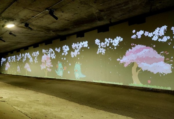 5-2. 수지구가 주민 생활밀착형 사업을 추진하고 있다. 죽전1동 안대지천 로고젝터 설치.jpg