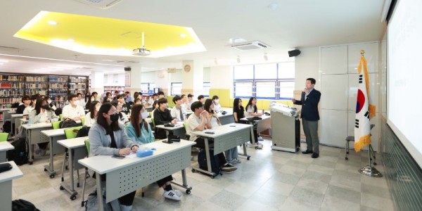 11-1. 이상일 용인특례시장이 7일 용인고등학교 학생들을 대상으로 특강을 진행하는 모습.jpg