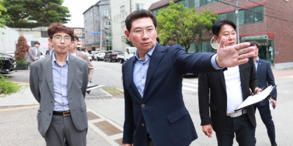 7-1. 지난 7일 용인고등학교를 통학 안전 상황을 확인하고 있는 이상일 용인특례시장.JPG