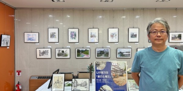 3-1. 용인중앙도서관에서 전시를 열고 있는 곽석경 작가.JPG