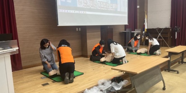 5. 기흥구보건소는 시민들이 응급상황이 발생하면 신속하게 대처할 수 있도록 신갈동 주민자치센터에서 오는 11월까지 심폐소생술 실습 교육을 운영한다. (사진은 교육 장면).jpg