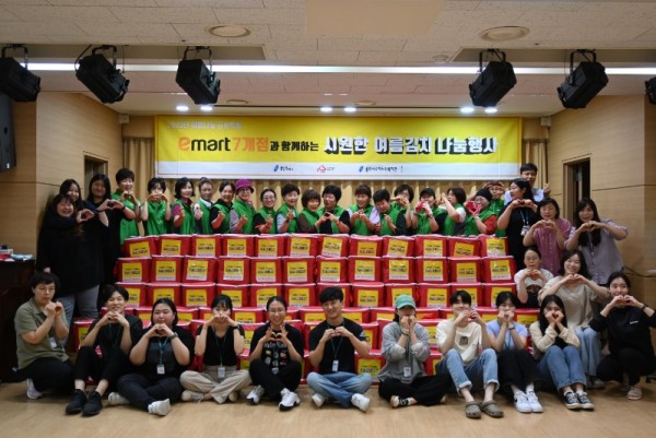 8-1. 지난 11일 용인지역 이마트 7개점과 함께하는 ‘희망나눔 프로젝트’의 일환으로 용인시수지노인복지관이 관내 취약계층 400가구에 2000만원 상당의 보양식 꾸러미를 전달했다..jpg