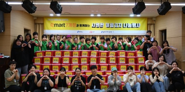 8-1. 지난 11일 용인지역 이마트 7개점과 함께하는 ‘희망나눔 프로젝트’의 일환으로 용인시수지노인복지관이 관내 취약계층 400가구에 2000만원 상당의 보양식 꾸러미를 전달했다..jpg