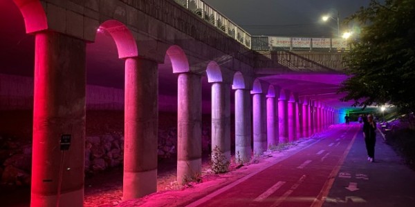 3. 신봉동 정평천 신봉2교 하부에 설치된 경관조명.jpeg