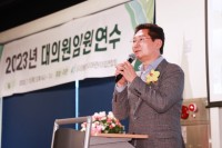 4-1. 13일 열린 용인시어린이집연합회 대의원 임원 연수에서 축하 인사를 전하고 있는 이상일 용인특례시장.jpg