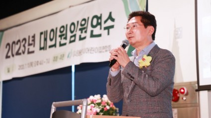 4-1. 13일 열린 용인시어린이집연합회 대의원 임원 연수에서 축하 인사를 전하고 있는 이상일 용인특례시장.jpg