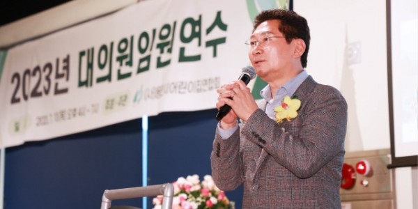 4-1. 13일 열린 용인시어린이집연합회 대의원 임원 연수에서 축하 인사를 전하고 있는 이상일 용인특례시장.jpg